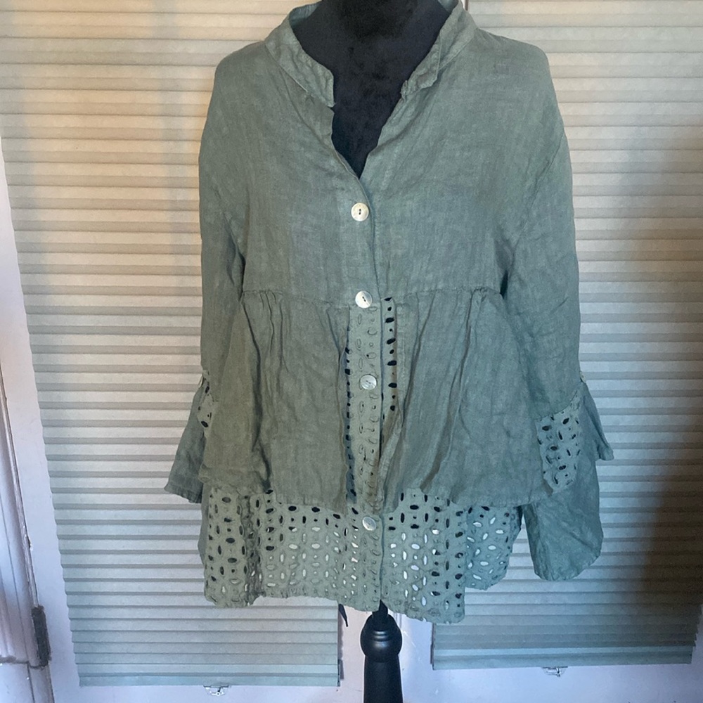 100% linen top. Sage color.‎ Excellent condition. One size